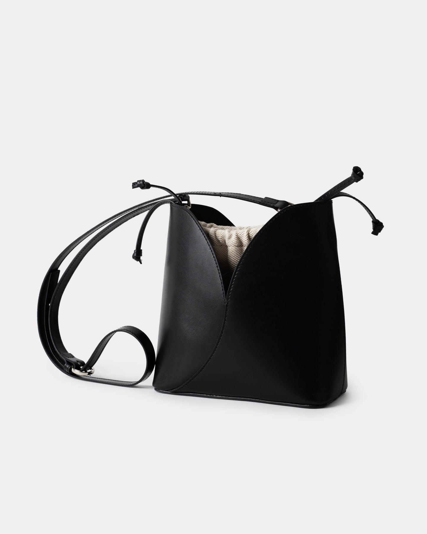 Italian bucket bag in black leather with top handle and adjustable strap