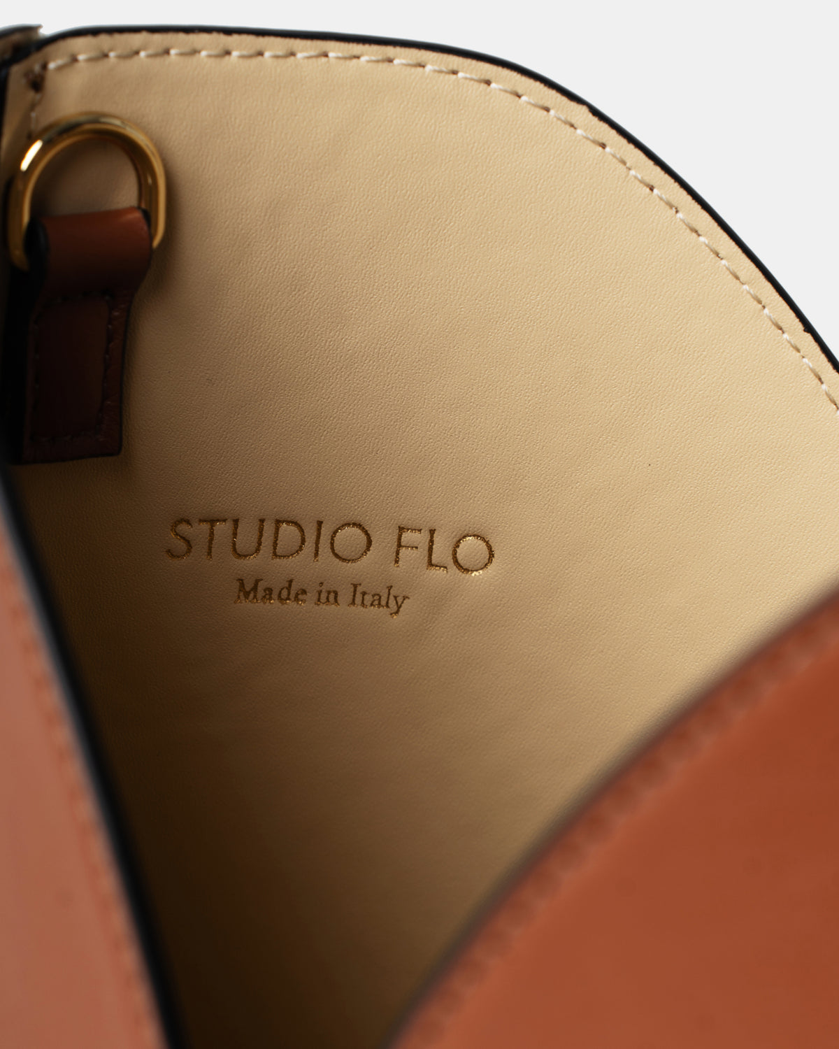 Detailaufnahme: Arkèa: Tasche in Braun von Studio Flo – Innenansicht.