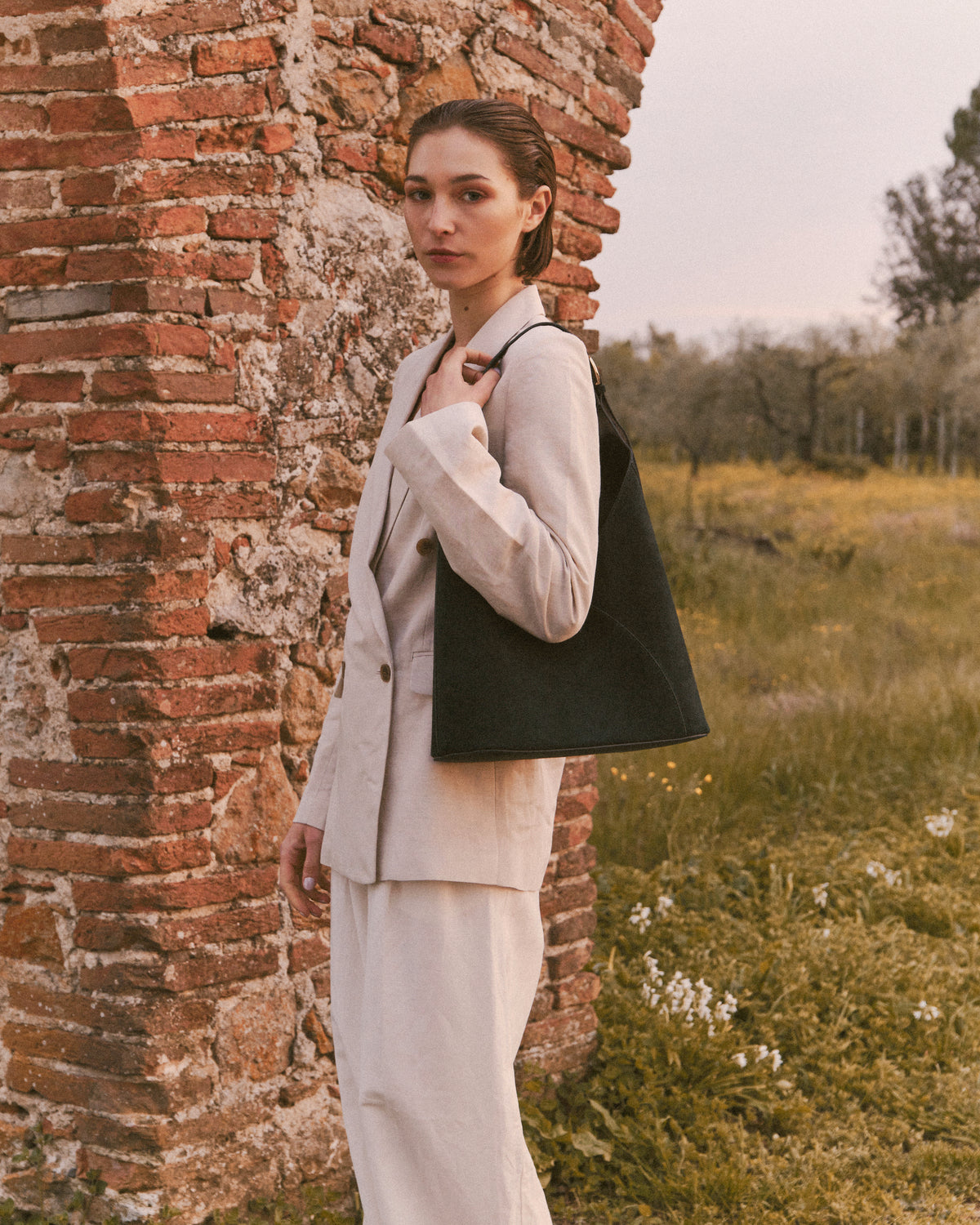 Sinué — Schultertasche aus Veloursleder — waldgrün