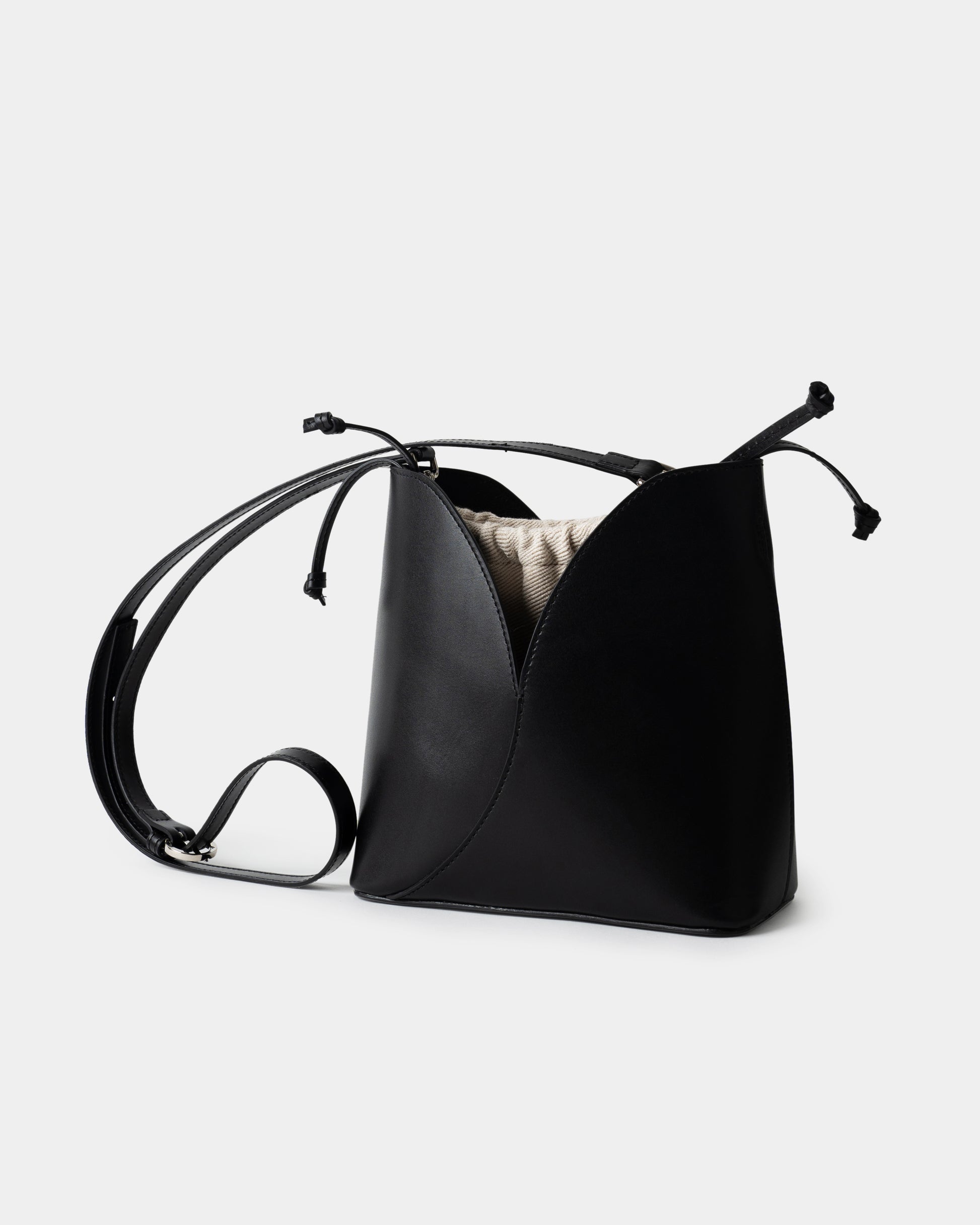 Italian bucket bag in black leather with top handle and adjustable strap